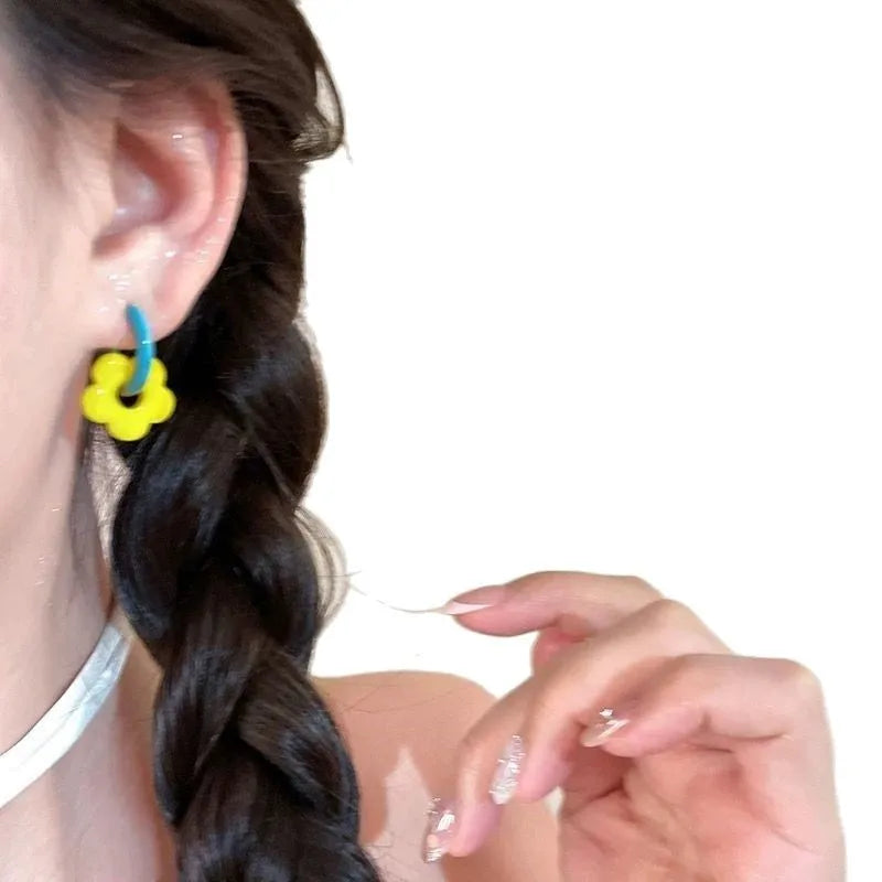 Boucles d'oreilles asymétriques colorées à fleurs pour femmes et filles, créoles réglables en émail faites à la main, bijoux de vacances, cadeaux mignons