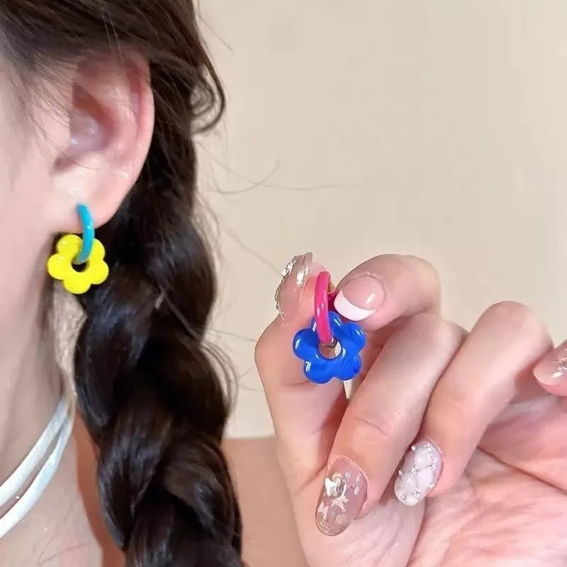 Boucles d'oreilles asymétriques colorées à fleurs pour femmes et filles, créoles réglables en émail faites à la main, bijoux de vacances, cadeaux mignons