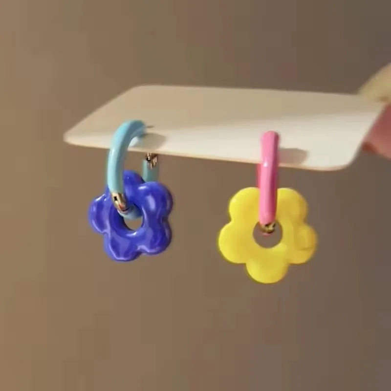 Boucles d'oreilles asymétriques colorées à fleurs pour femmes et filles, créoles réglables en émail faites à la main, bijoux de vacances, cadeaux mignons
