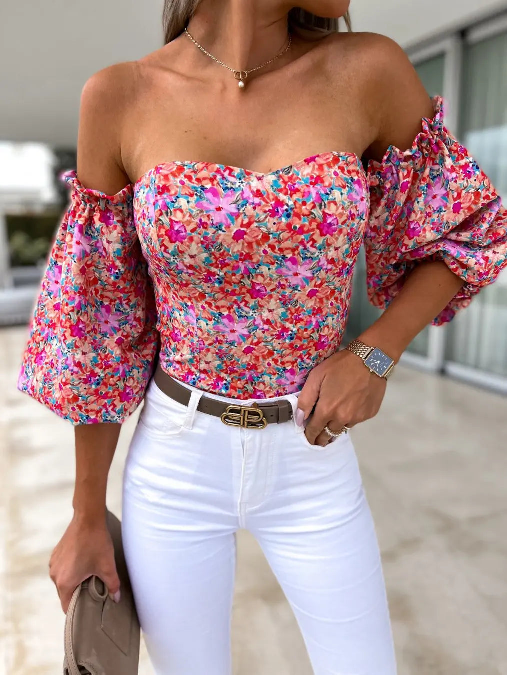 chemises et blouses sexy,chemisier courte fleuris blanche femme nouvelle collection 2024,vêtements femmes tendances 2024,blouse a épaule dénudé manche longue femme,haut dos nus femme elegant chic