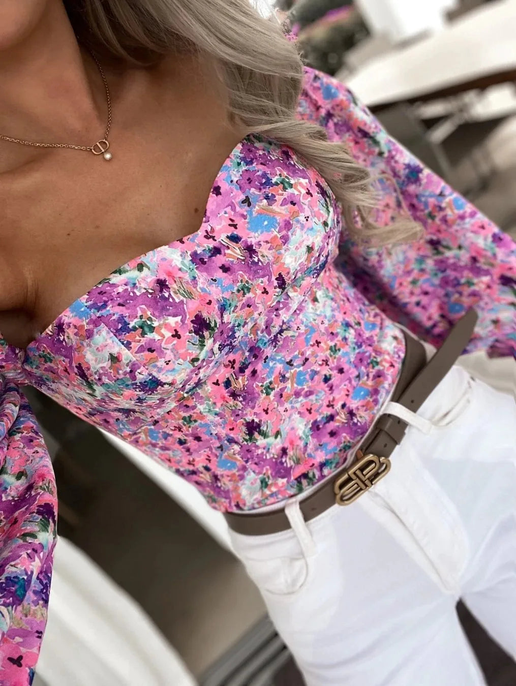 chemises et blouses sexy,chemisier courte fleuris blanche femme nouvelle collection 2024,vêtements femmes tendances 2024,blouse a épaule dénudé manche longue femme,haut dos nus femme elegant chic