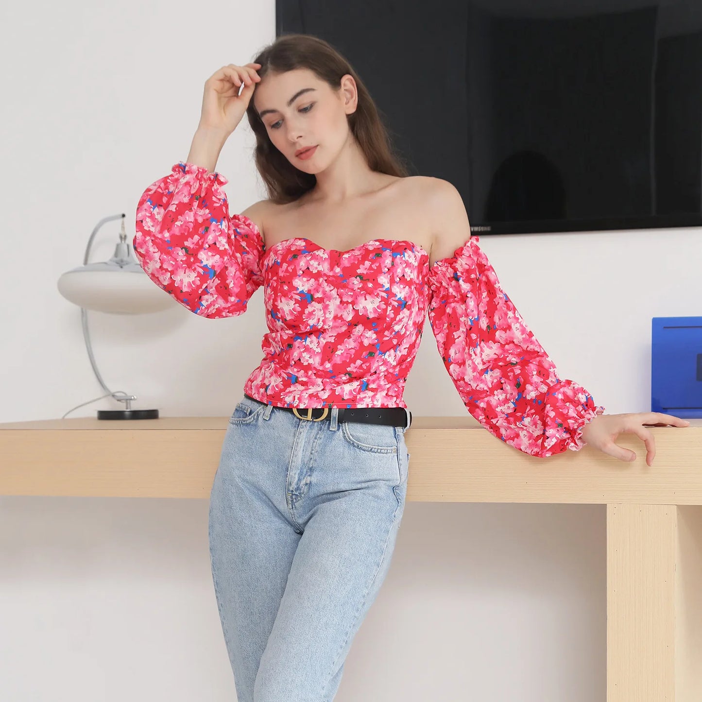 chemises et blouses sexy,chemisier courte fleuris blanche femme nouvelle collection 2024,vêtements femmes tendances 2024,blouse a épaule dénudé manche longue femme,haut dos nus femme elegant chic