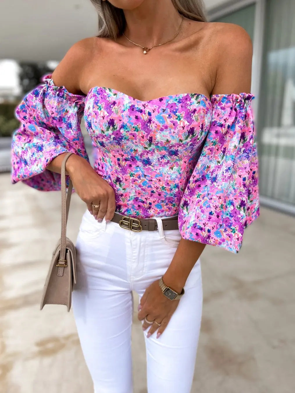 chemises et blouses sexy,chemisier courte fleuris blanche femme nouvelle collection 2024,vêtements femmes tendances 2024,blouse a épaule dénudé manche longue femme,haut dos nus femme elegant chic