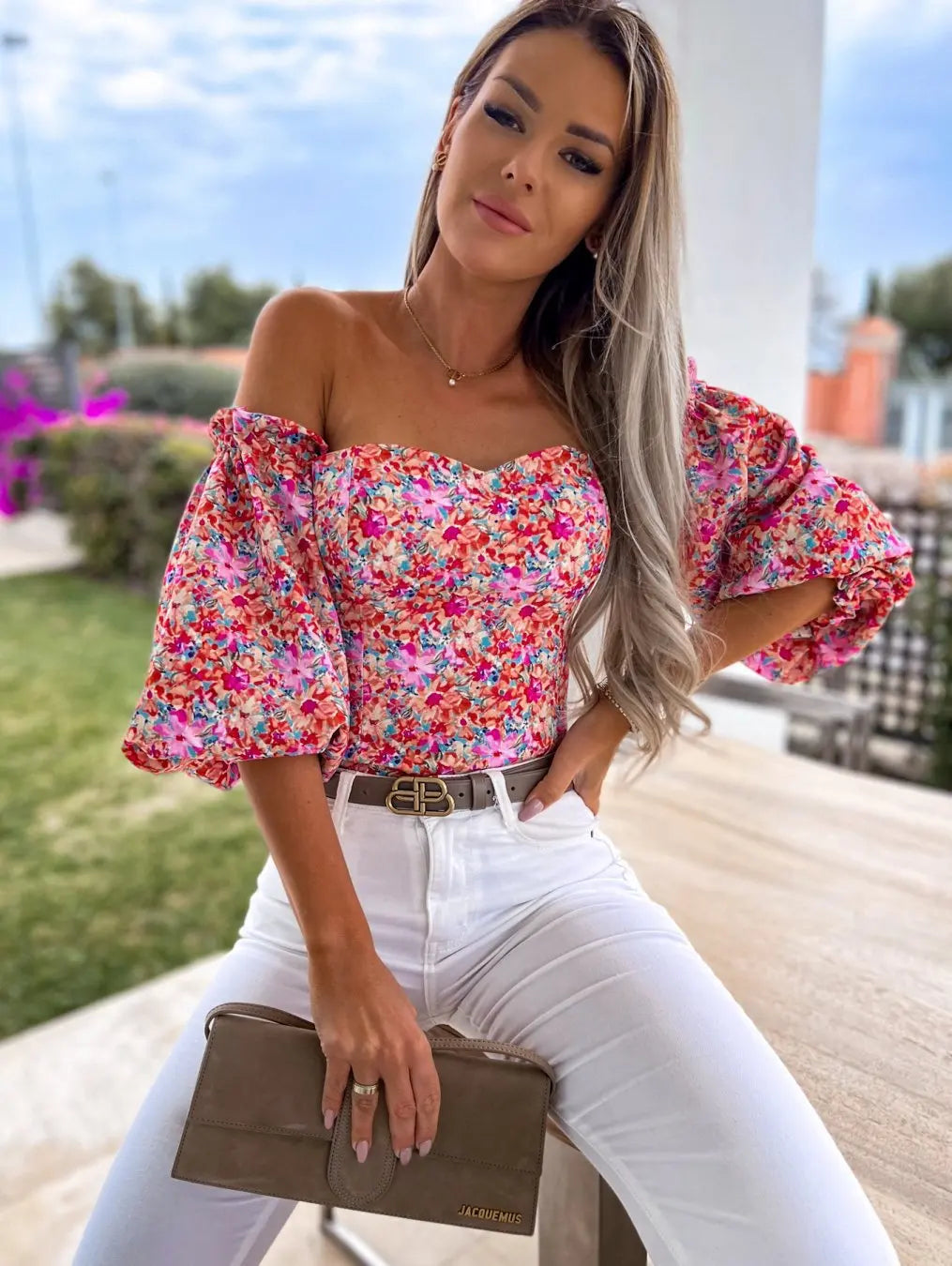 chemises et blouses sexy,chemisier courte fleuris blanche femme nouvelle collection 2024,vêtements femmes tendances 2024,blouse a épaule dénudé manche longue femme,haut dos nus femme elegant chic