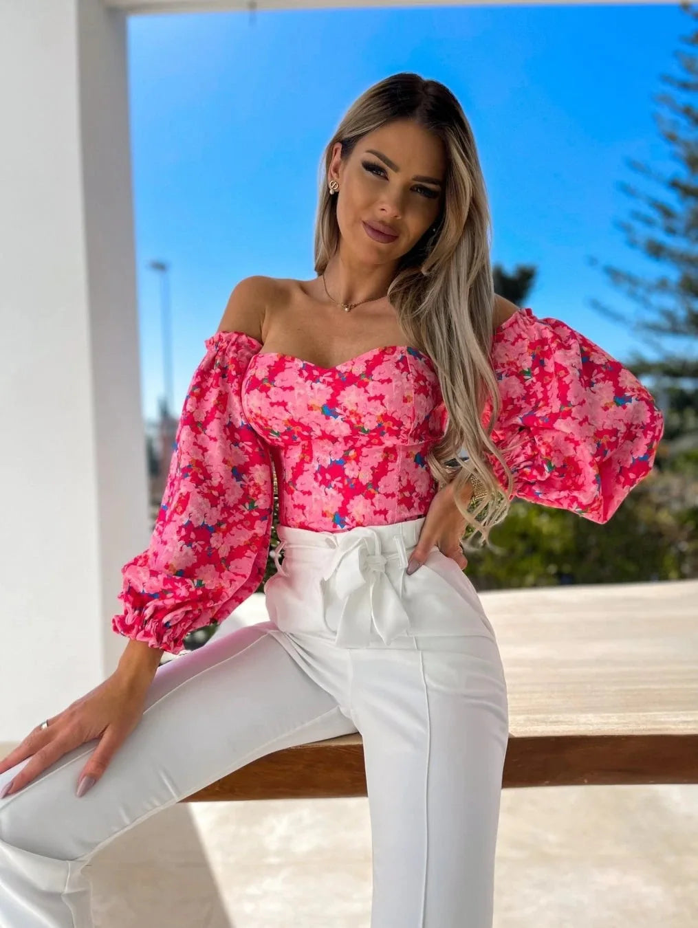 chemises et blouses sexy,chemisier courte fleuris blanche femme nouvelle collection 2024,vêtements femmes tendances 2024,blouse a épaule dénudé manche longue femme,haut dos nus femme elegant chic