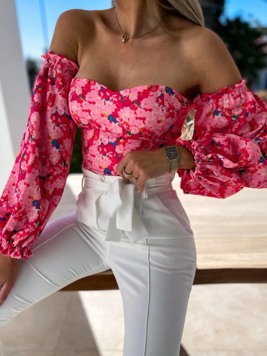 chemises et blouses sexy,chemisier courte fleuris blanche femme nouvelle collection 2024,vêtements femmes tendances 2024,blouse a épaule dénudé manche longue femme,haut dos nus femme elegant chic