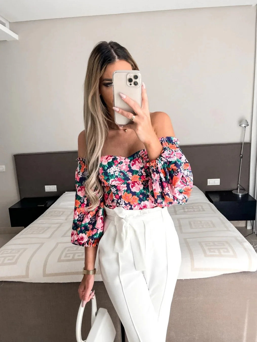 chemises et blouses sexy,chemisier courte fleuris blanche femme nouvelle collection 2024,vêtements femmes tendances 2024,blouse a épaule dénudé manche longue femme,haut dos nus femme elegant chic