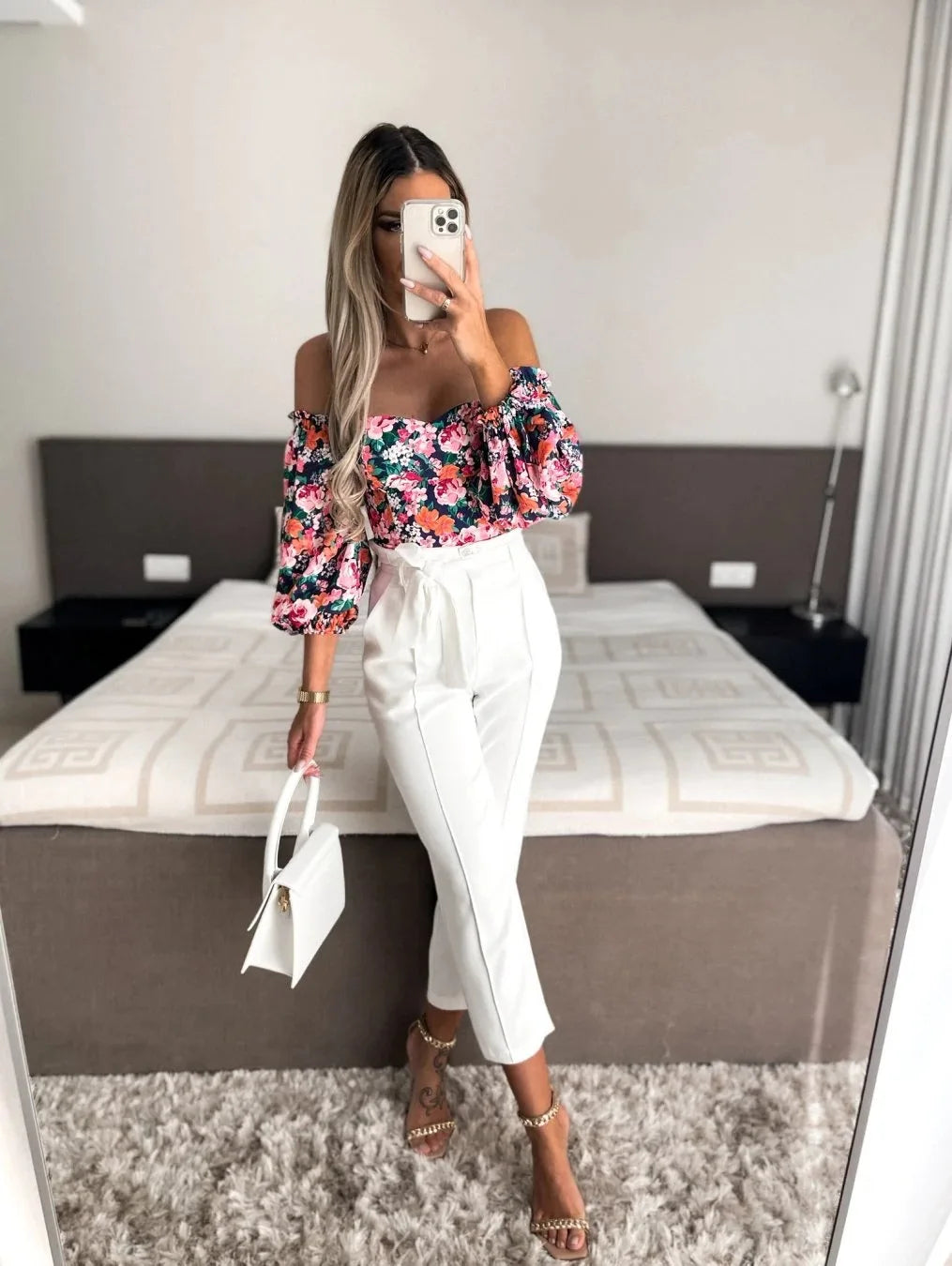 chemises et blouses sexy,chemisier courte fleuris blanche femme nouvelle collection 2024,vêtements femmes tendances 2024,blouse a épaule dénudé manche longue femme,haut dos nus femme elegant chic