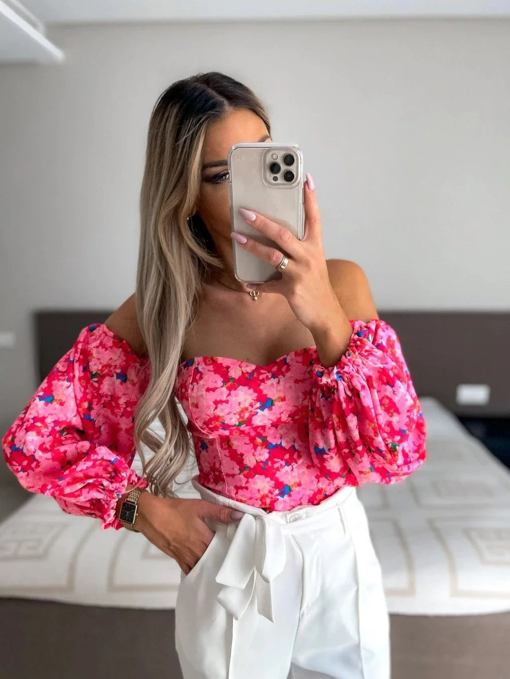 chemises et blouses sexy,chemisier courte fleuris blanche femme nouvelle collection 2024,vêtements femmes tendances 2024,blouse a épaule dénudé manche longue femme,haut dos nus femme elegant chic