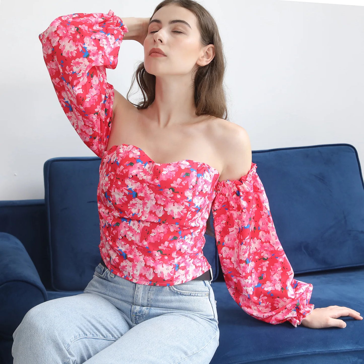 chemises et blouses sexy,chemisier courte fleuris blanche femme nouvelle collection 2024,vêtements femmes tendances 2024,blouse a épaule dénudé manche longue femme,haut dos nus femme elegant chic