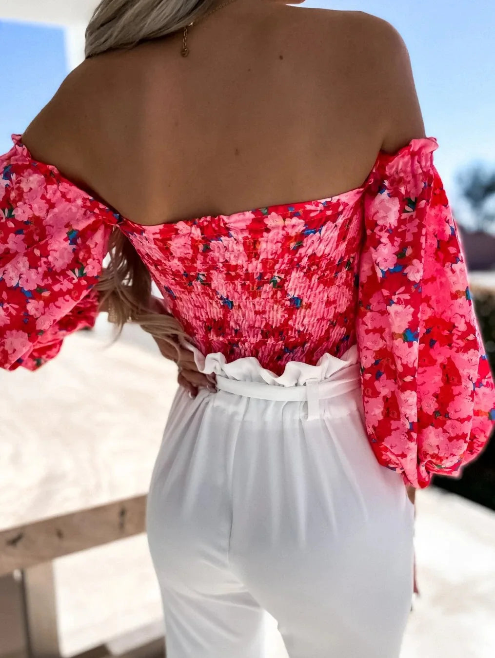 chemises et blouses sexy,chemisier courte fleuris blanche femme nouvelle collection 2024,vêtements femmes tendances 2024,blouse a épaule dénudé manche longue femme,haut dos nus femme elegant chic
