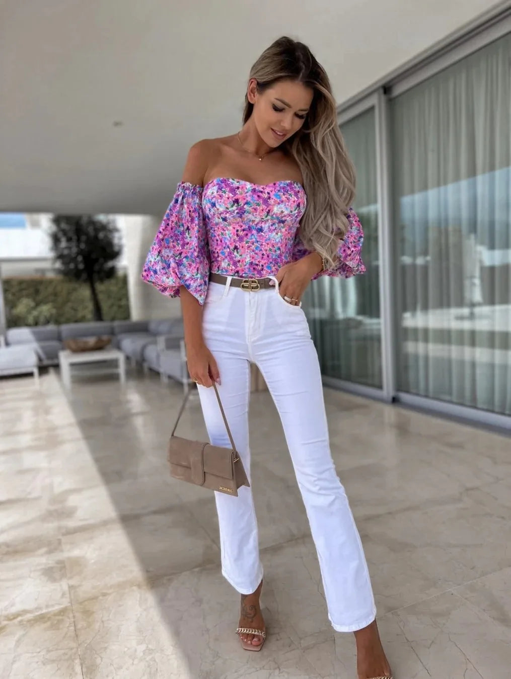 chemises et blouses sexy,chemisier courte fleuris blanche femme nouvelle collection 2024,vêtements femmes tendances 2024,blouse a épaule dénudé manche longue femme,haut dos nus femme elegant chic