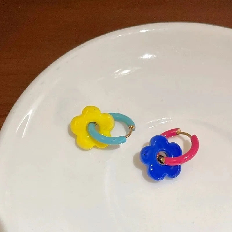 Boucles d'oreilles asymétriques colorées à fleurs pour femmes et filles, créoles réglables en émail faites à la main, bijoux de vacances, cadeaux mignons