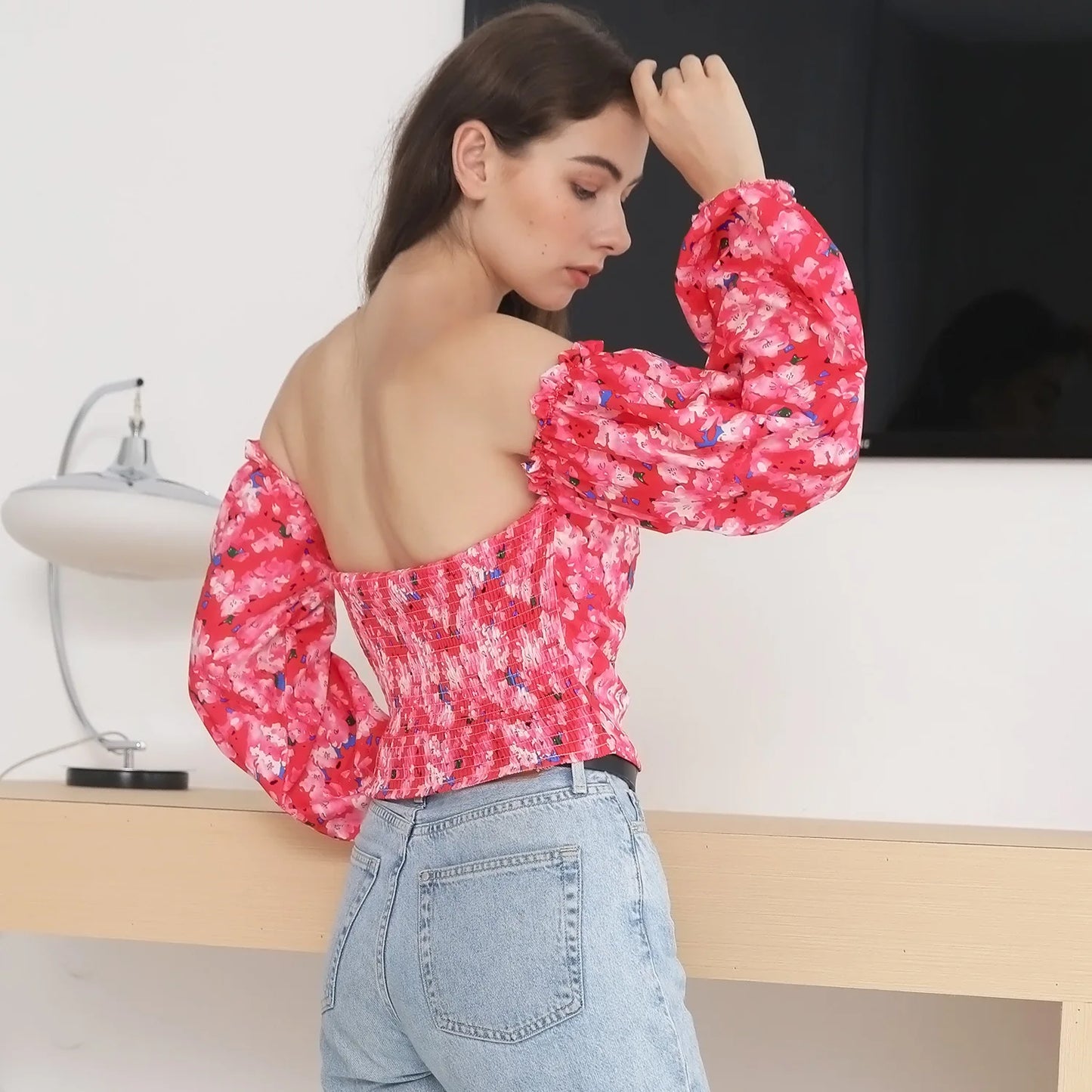 chemises et blouses sexy,chemisier courte fleuris blanche femme nouvelle collection 2024,vêtements femmes tendances 2024,blouse a épaule dénudé manche longue femme,haut dos nus femme elegant chic